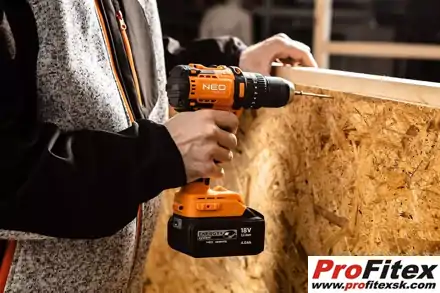 Aku bezuhlíkový vŕtací skrutkovač s príklepom 18V, 2 x 4,0Ah akumulátor, nabíjačka, kufor, Energy+ Neo 04-619